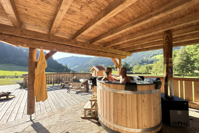 Privater Hot-Pot auf der Terrasse des Hühnerstalls