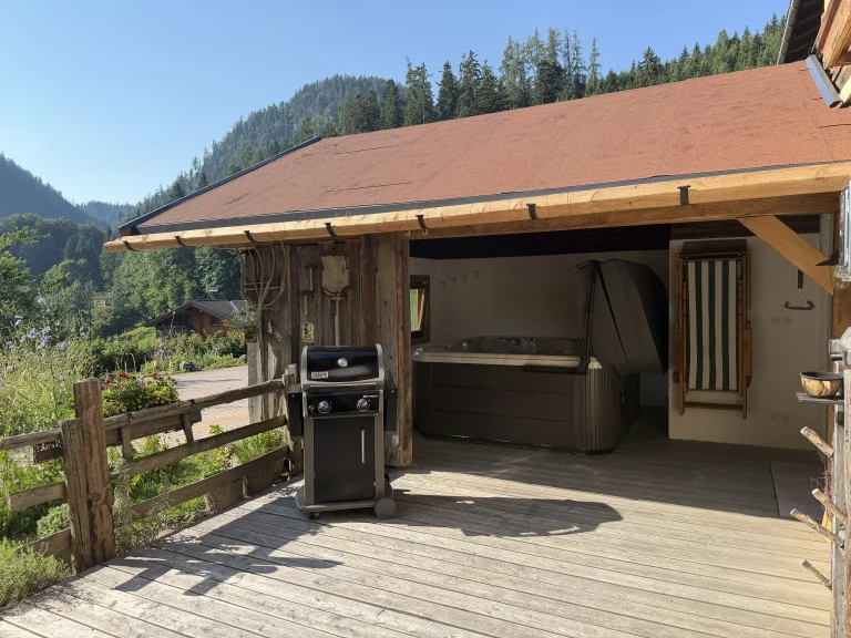 Whirlpool auf der neu gestalteten Terrasse der Ferienwohnung Kuhstall