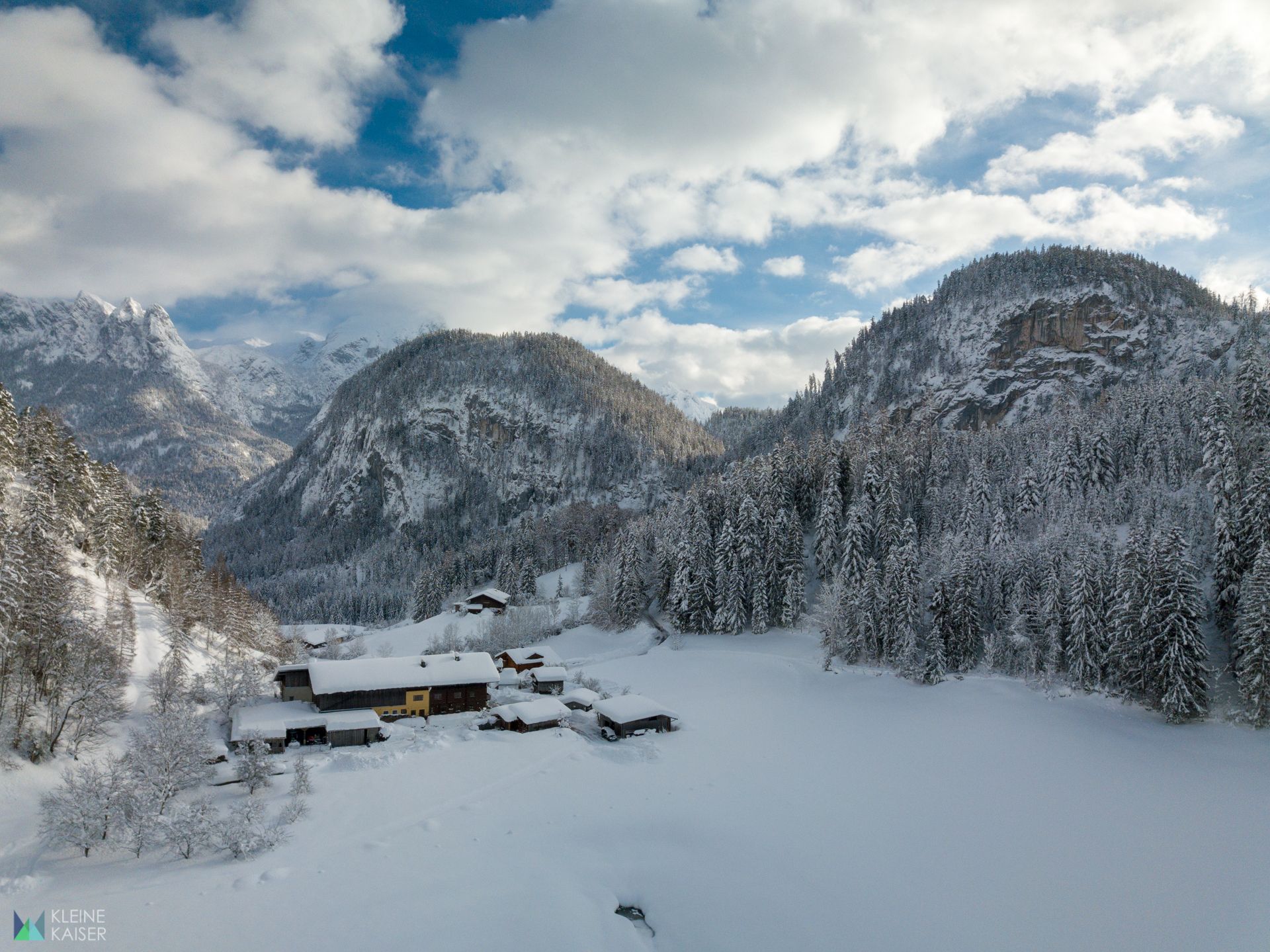 Luftaufnahme des Soderhof in Unken im Winter