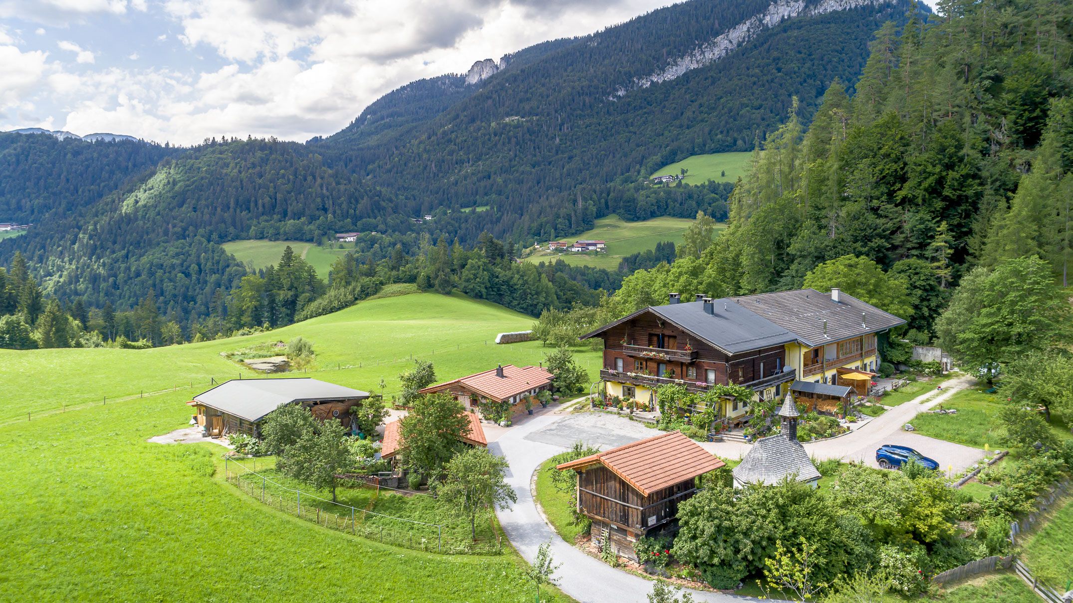 Luftaufnahme des Soderhof in Unken im Sommer