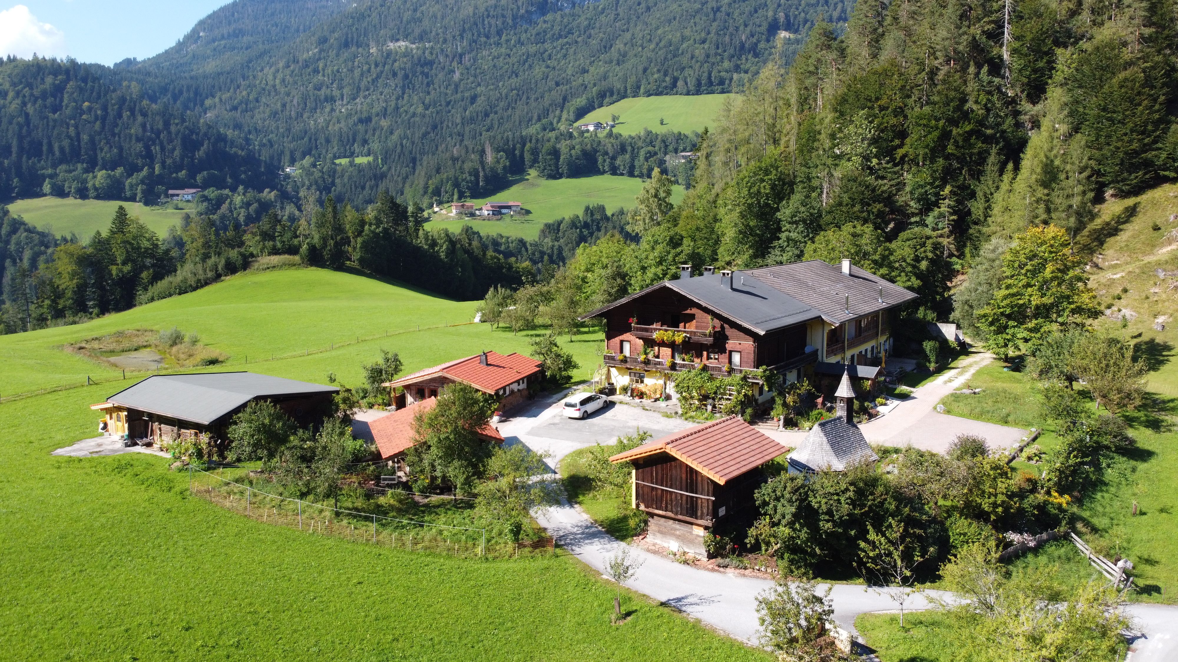 Luftaufnahme des Soderhof in Unken im Sommer