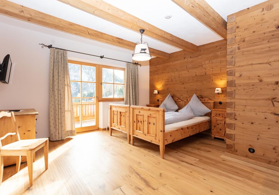 Zimmer mit Bett und Fernseher im Soderhof in Unken