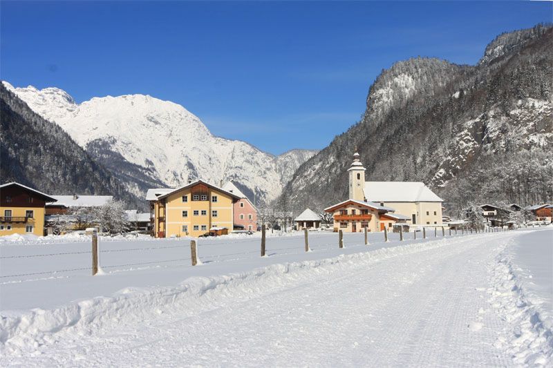 Der eingeschneite Ort Weissbach im tiefsten Winter