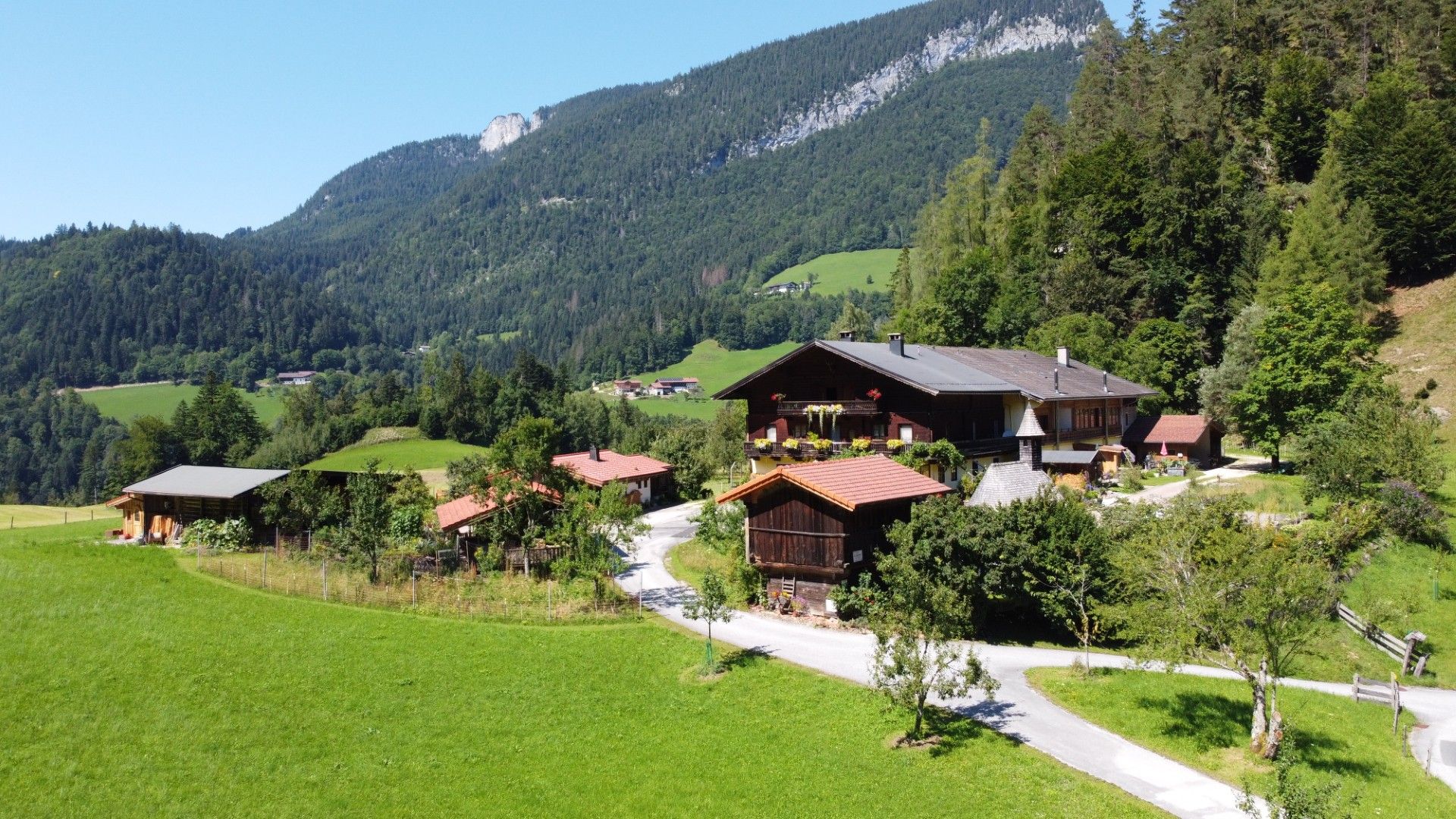 Luftaufnahme des Soderhof in Unken im Sommer