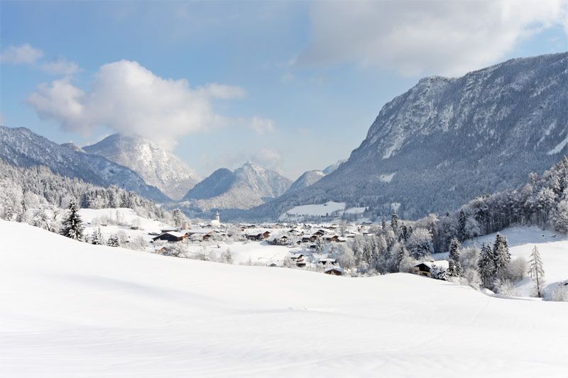 Ein Drohnenfoto von Unken im tiefen Winter