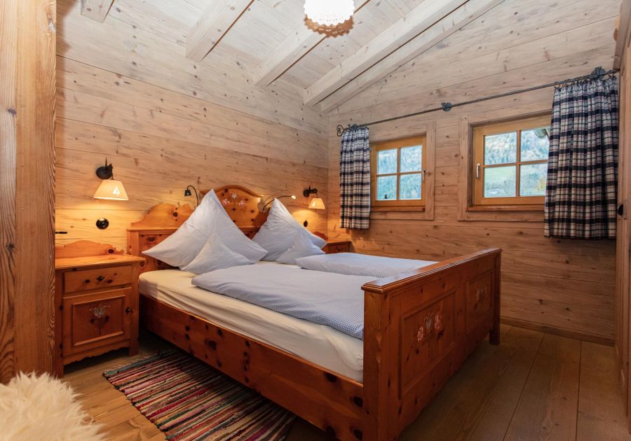 gemuetliches Schlafzimmer mit Holzbetten im Soderhof