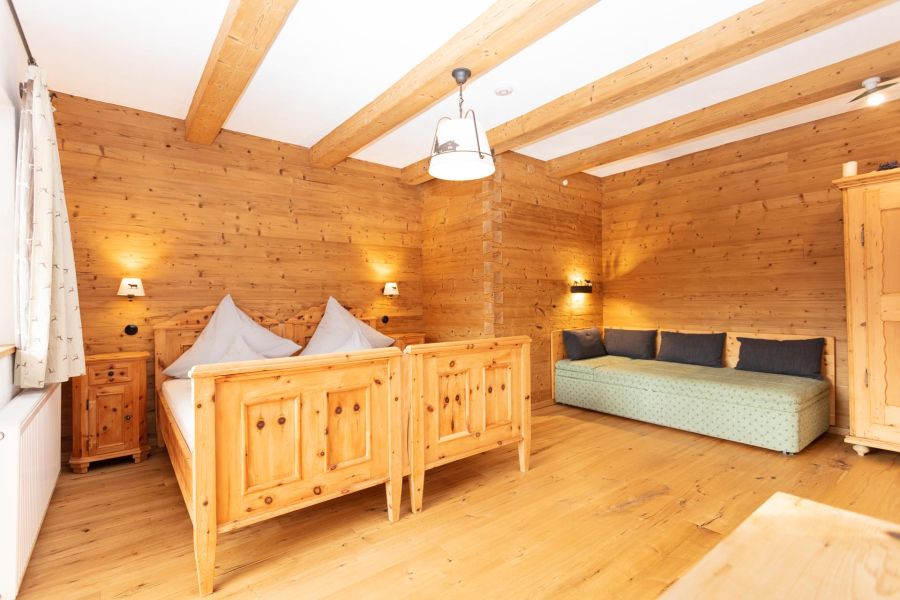 Schönes Schlafzimmer mit einer Holzverkleidung